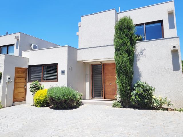 Casa en arriendo en Algarrobal, Metropolitana