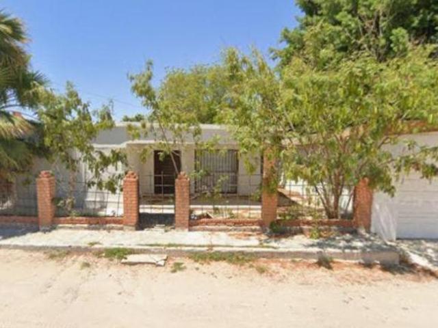 CASA A UN COSTADO DE LA PLAZA DE LA MADRE EN LA COL LA DEPORTIVA