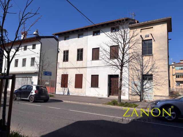 Villa Indipendente in vendita a Lucinico / Ločnik / Luzinìs, Gorizia