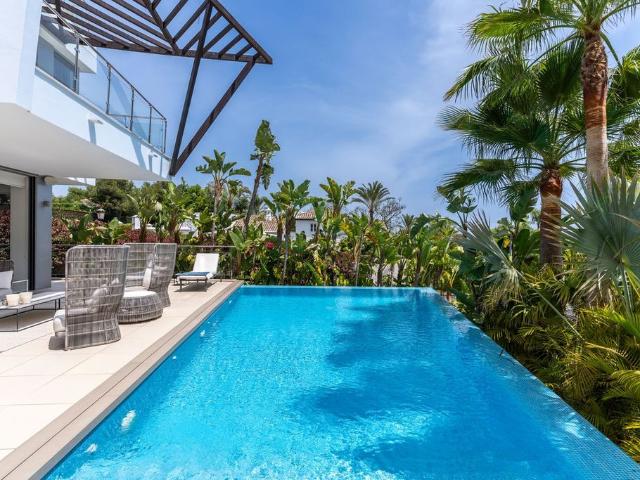 Casa en venta en La Carolina, Marbella