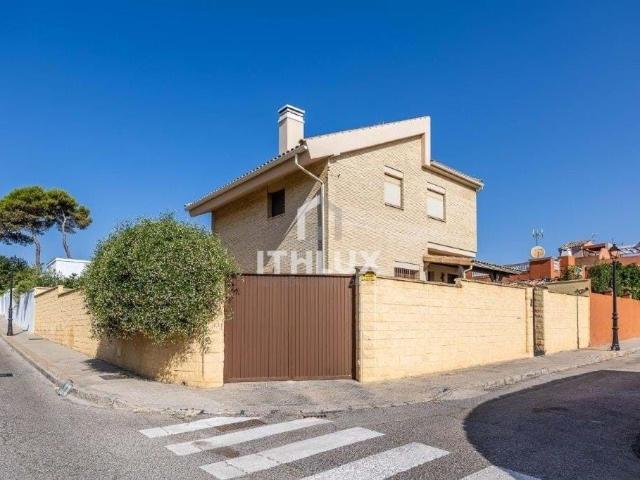 Villa en venta en Sevilla, El Faro