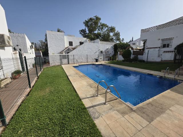 Casa en venta en Barriada Islas Canarias, Costa del Sol Occidental