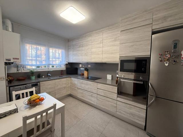 Villa en venta en Abrera