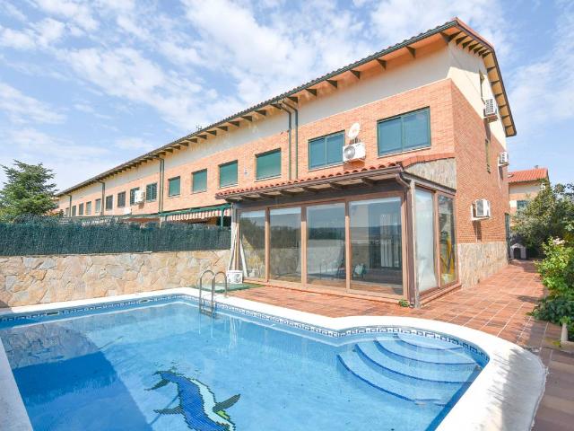 Villa en venta en Alovera