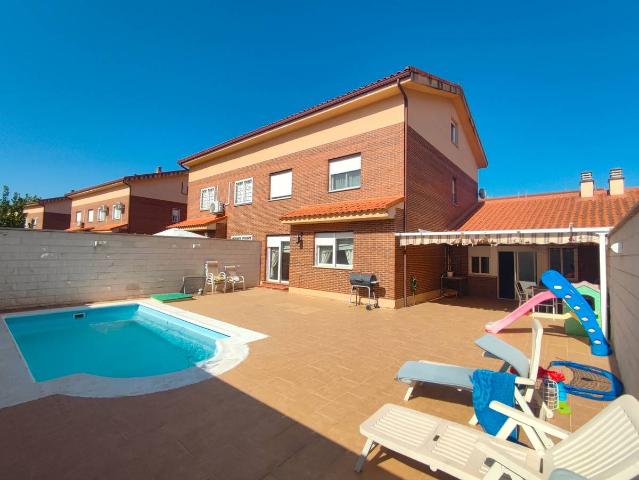 Villa en venta en Alovera