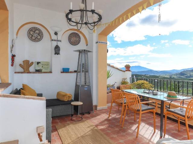 Villa en venta en Alozaina
