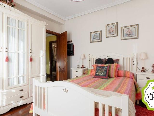 Villa en venta en Barakaldo, Landaburu