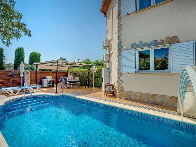 Villa en venta en Torroella De Fluvià