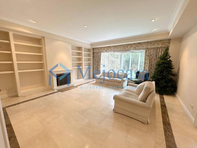 Villa en venta en Madrid, Cortes