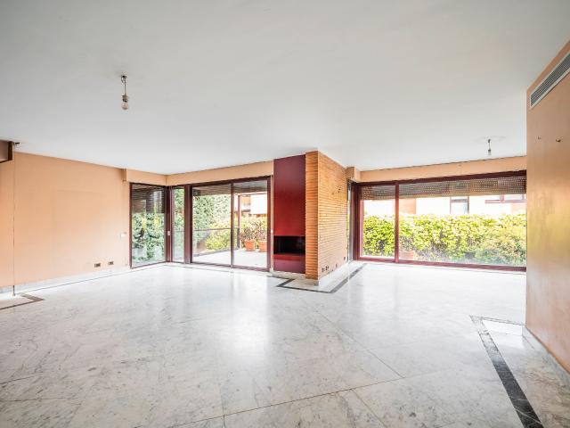 Villa en venta en Madrid, Cortes