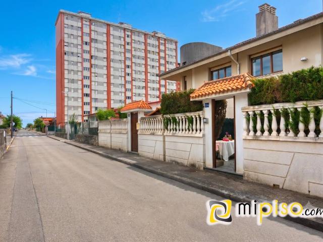 Chalet en venta en Laredo
