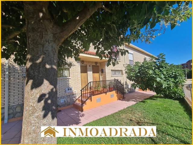 Villa en venta en La Adrada