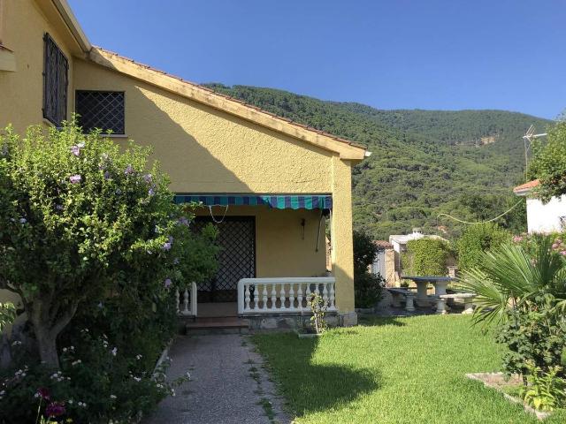 Villa en venta en La Adrada