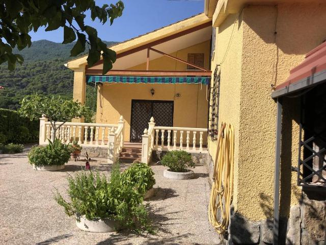 Villa en venta en La Adrada