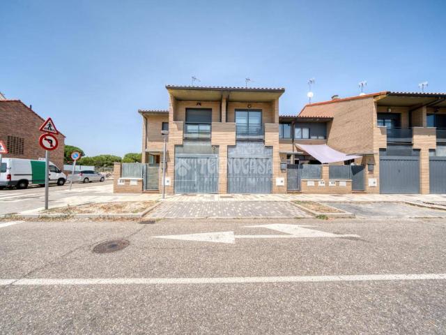 Villa en venta en Laguna De Duero