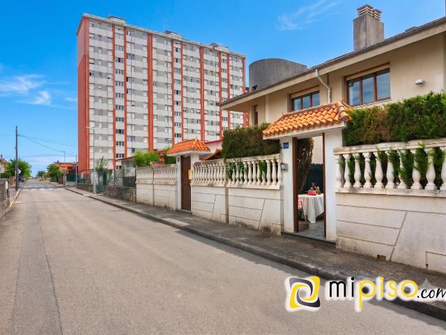 Chalet en venta en Laredo
