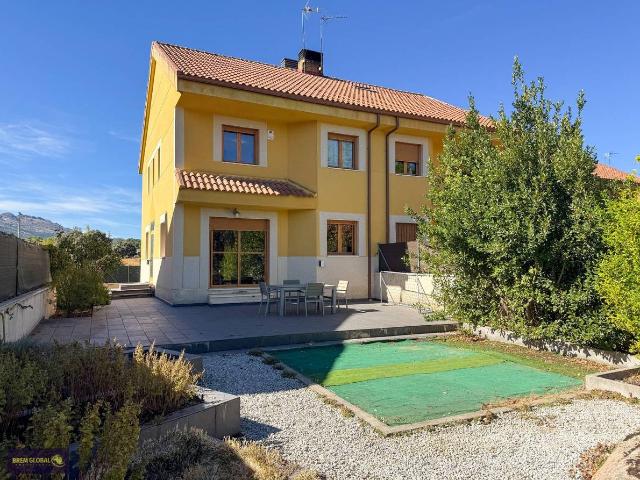 Chalet en venta en Lozoyuela-navas-sieteiglesias, Madrid