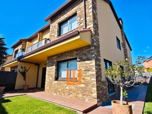 Chalet en venta en Oleiros, A Coruña