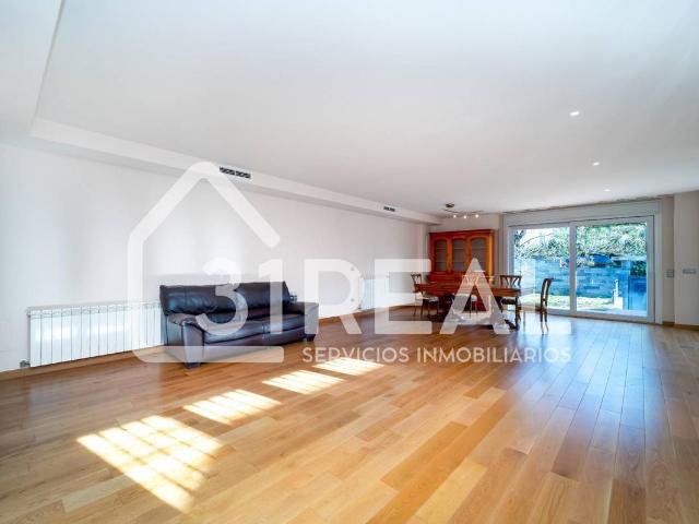 Villa en venta en Madrid, Cortes