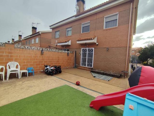 Chalet en venta en Madrebuena, Pioz