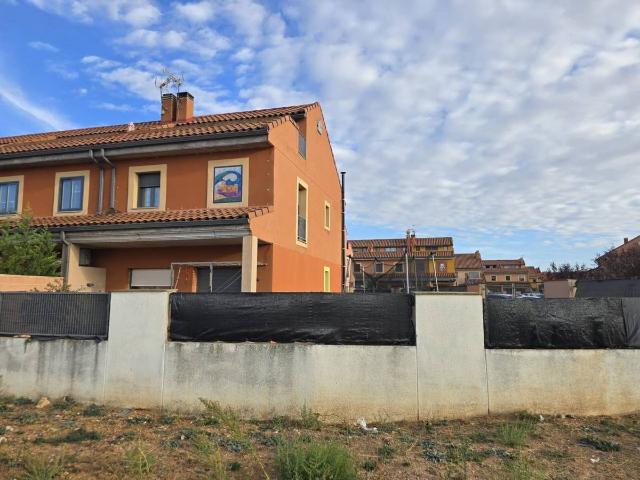 Chalet en venta en Madrebuena, Pioz