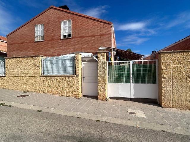 Chalet en venta en Madrebuena, Pioz