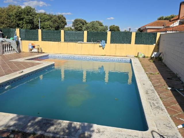 Chalet en venta en Madrebuena, Pioz