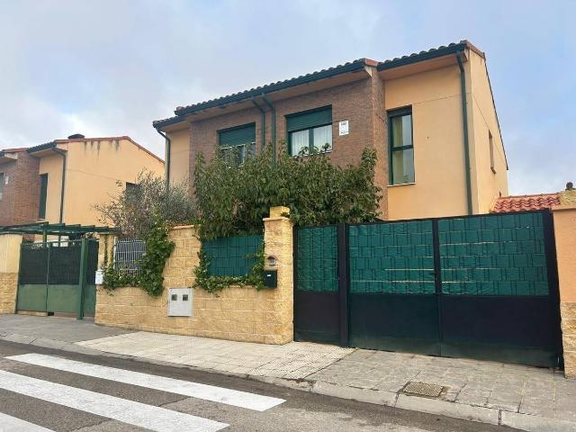 Chalet en venta en Madrebuena, Pioz