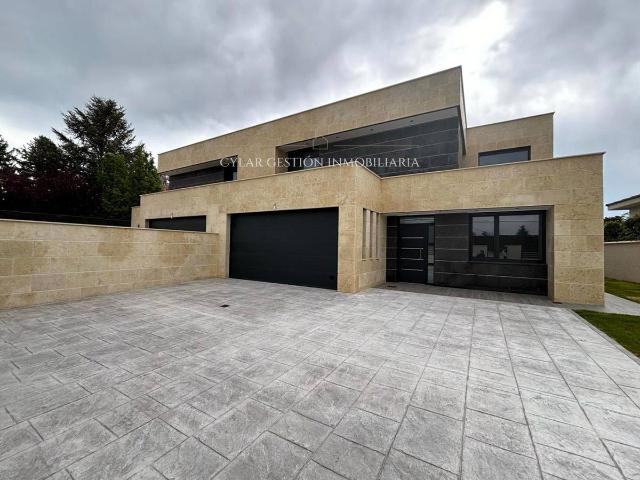 Villa en venta en Santa Marta De Tormes, Las Luminarias