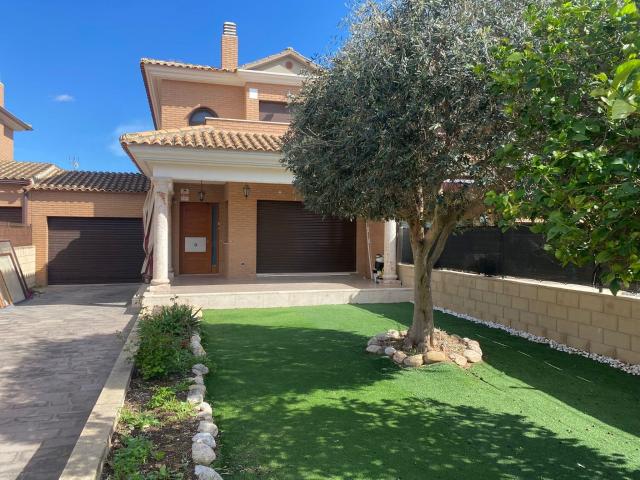 Villa en venta en Santa Oliva