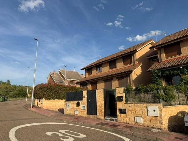Chalet en venta en Sariegos, León