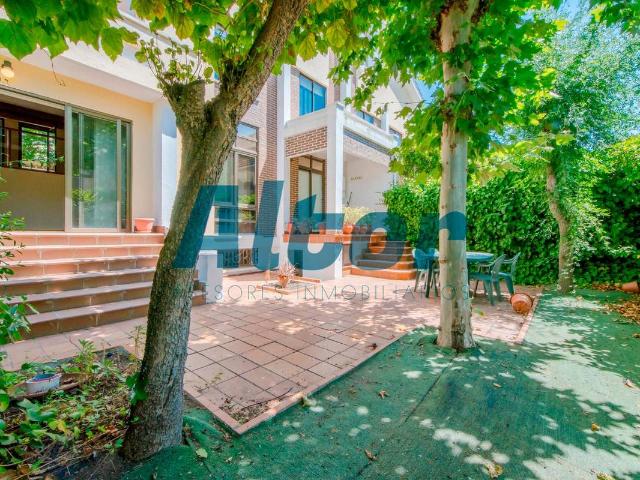 Villa en venta en Leganés, Flores