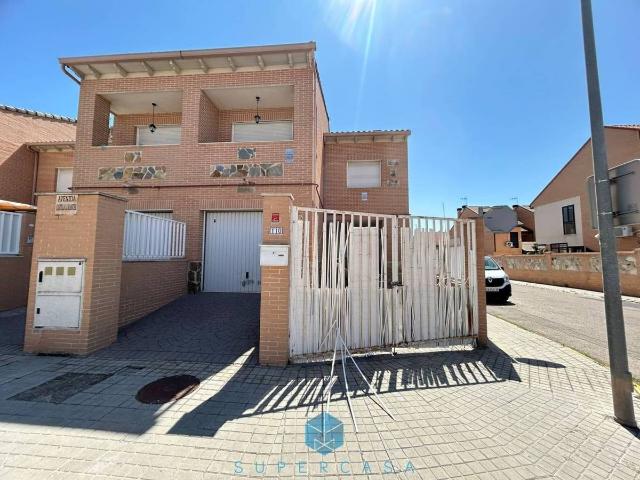 Villa en venta en Yuncos, Urbanización Cervantes