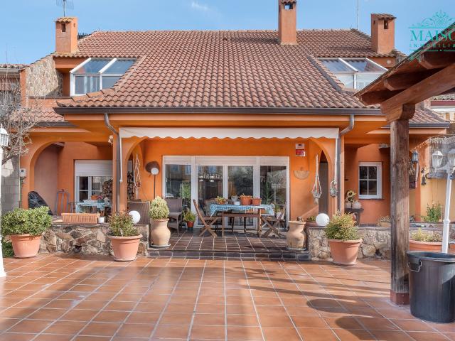 Villa en venta en Yunquera De Henares