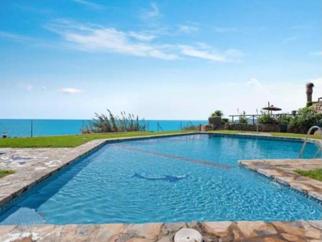 Chalet en venta en Urbanización Altos de Guadalobon, Estepona