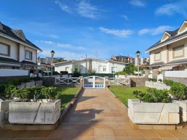 Chalet en venta en Laredo