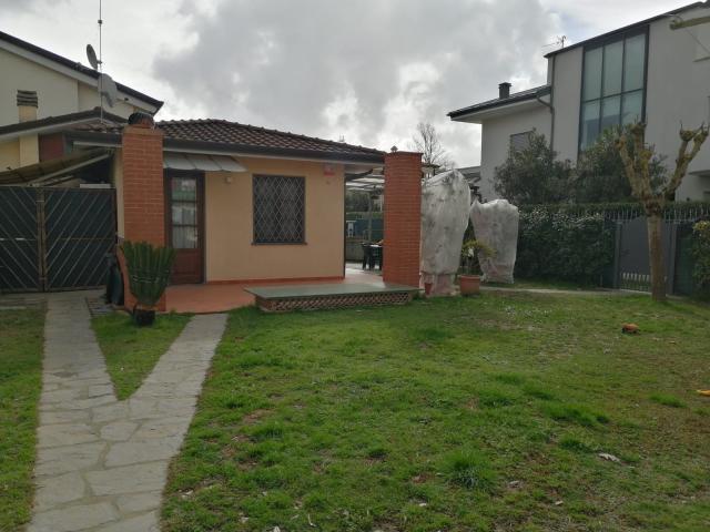 Villa Schiera in affitto a Vittoria Apuana, Forte Dei Marmi