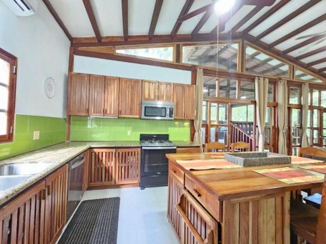 Casa ala venta de 2 habitaciones y recien remodelada