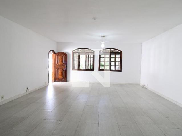 Casa aluguel em Região Geográfica Imediata do Rio de Janeiro, Região Metropolitana do Rio de Janeiro