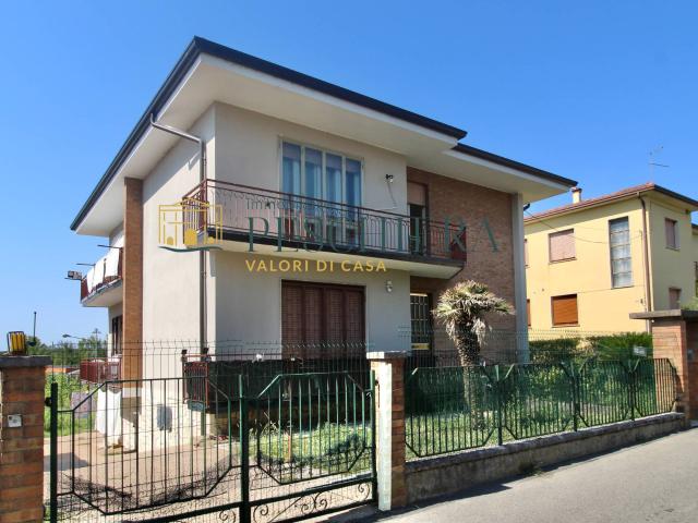 Villa Indipendente in vendita a Peschiera Del Garda, Veneto