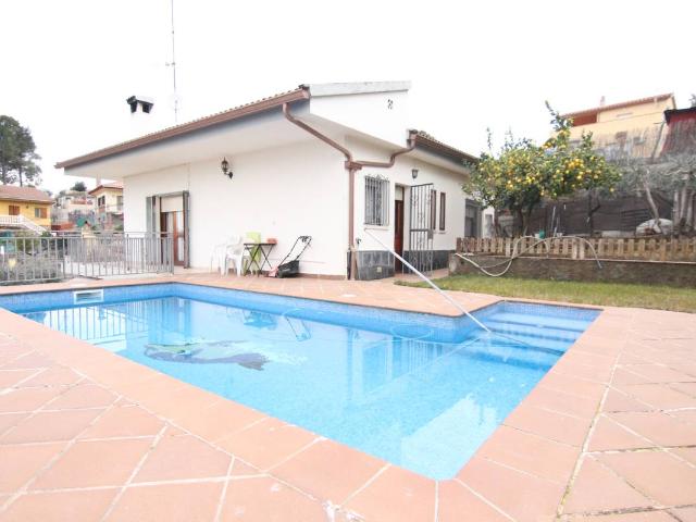 Villa en venta en Abrera