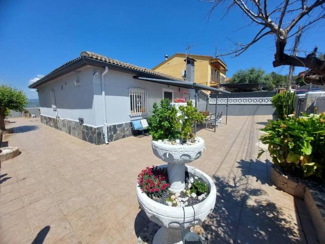 Villa en venta en Abrera