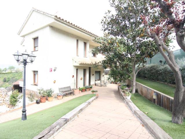 Villa en venta en Abrera