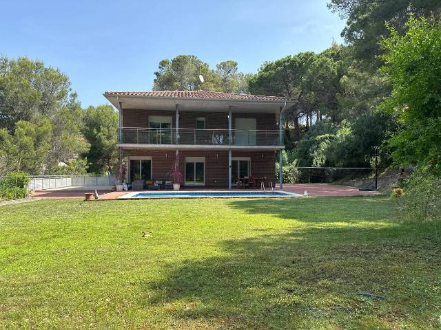 Villa en venta en Abrera