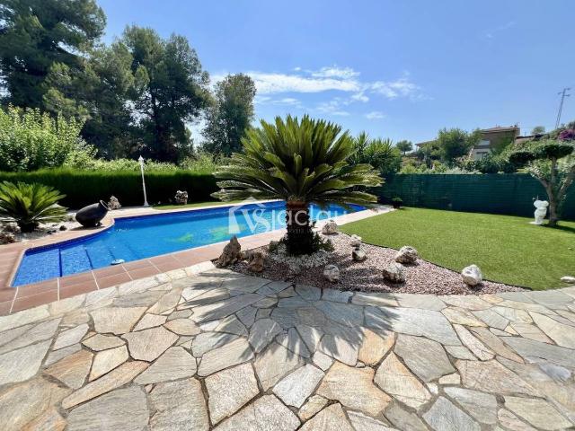 Villa en venta en Abrera