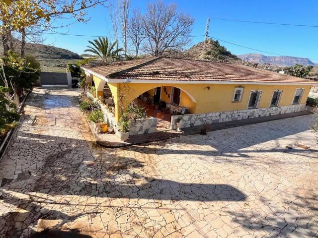 Chalet en venta en Agost, Valencia