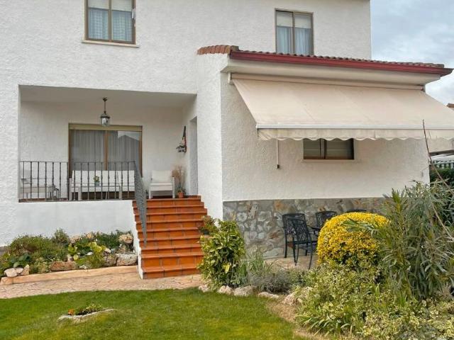 Villa en venta en Alovera