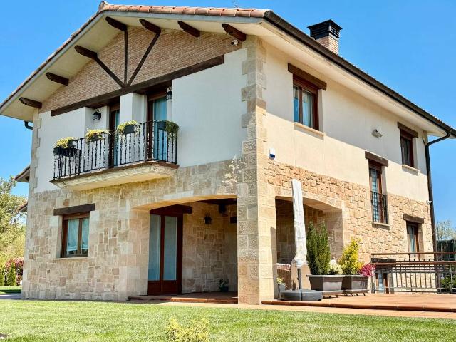 Villa en venta en Arrazua-ubarrundia