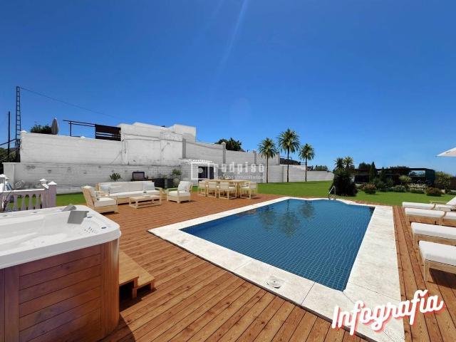 Villa en venta en Rincón De La Victoria