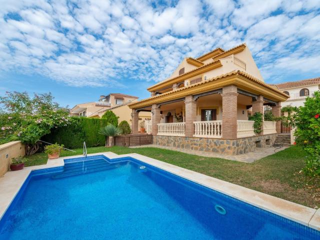 Villa en venta en Rincón De La Victoria, añoreta